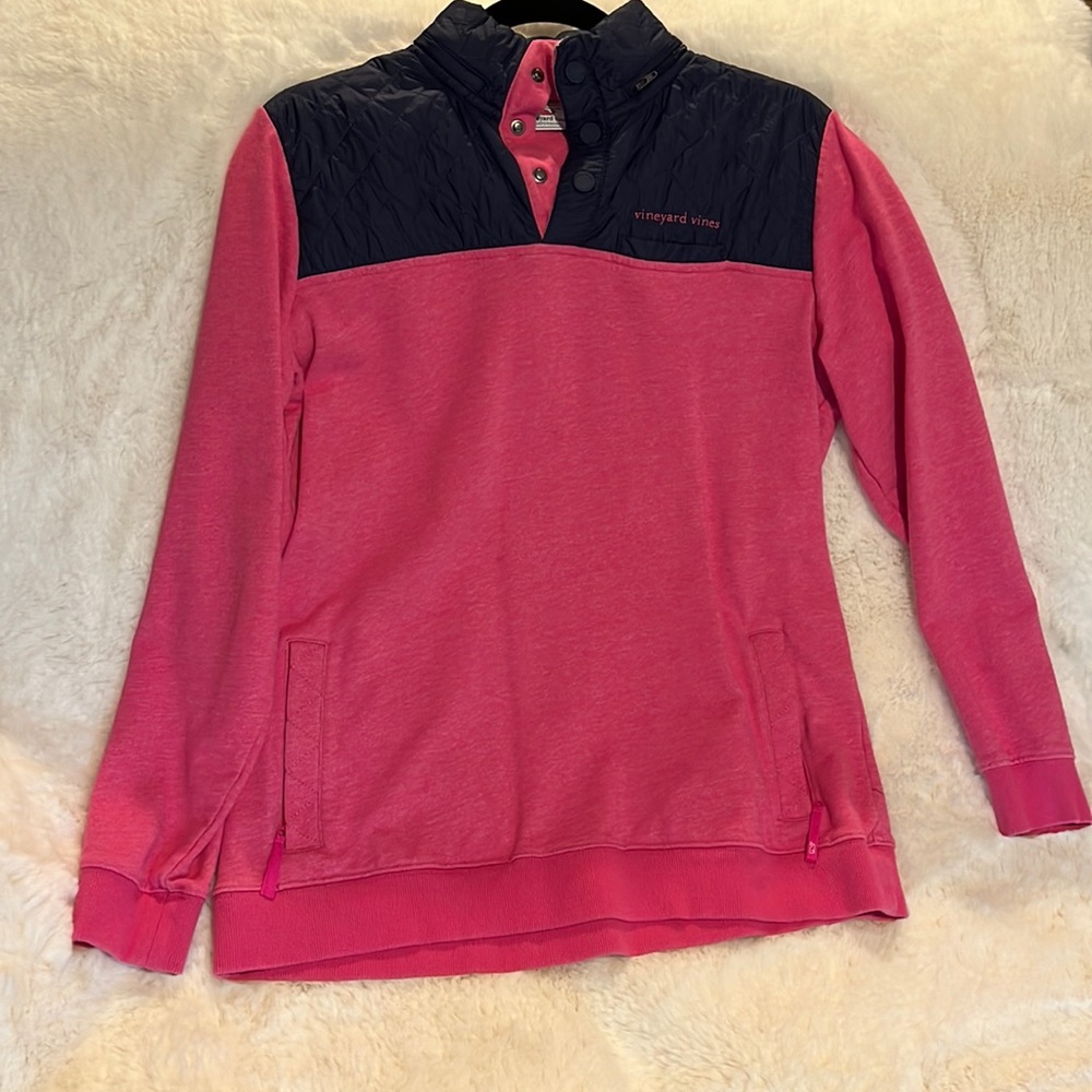 Vineyard Vines Women’s Pink Sweatshirt w/ zip away Hood.